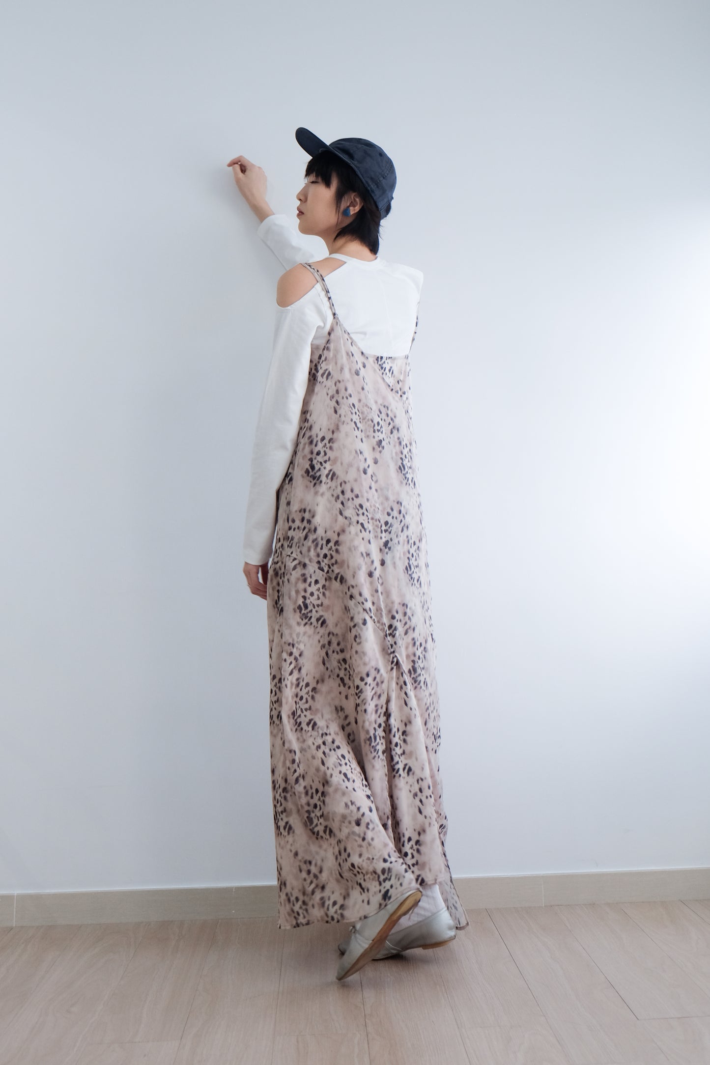 "Lou" Cut-out Shoulder Tee (White/ Grey)