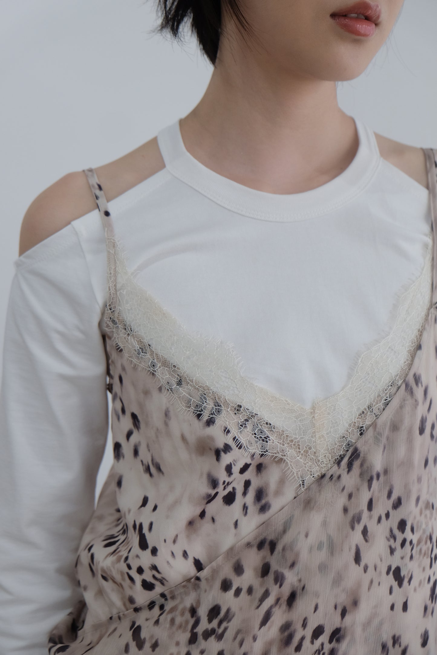 "Lou" Cut-out Shoulder Tee (White/ Grey)