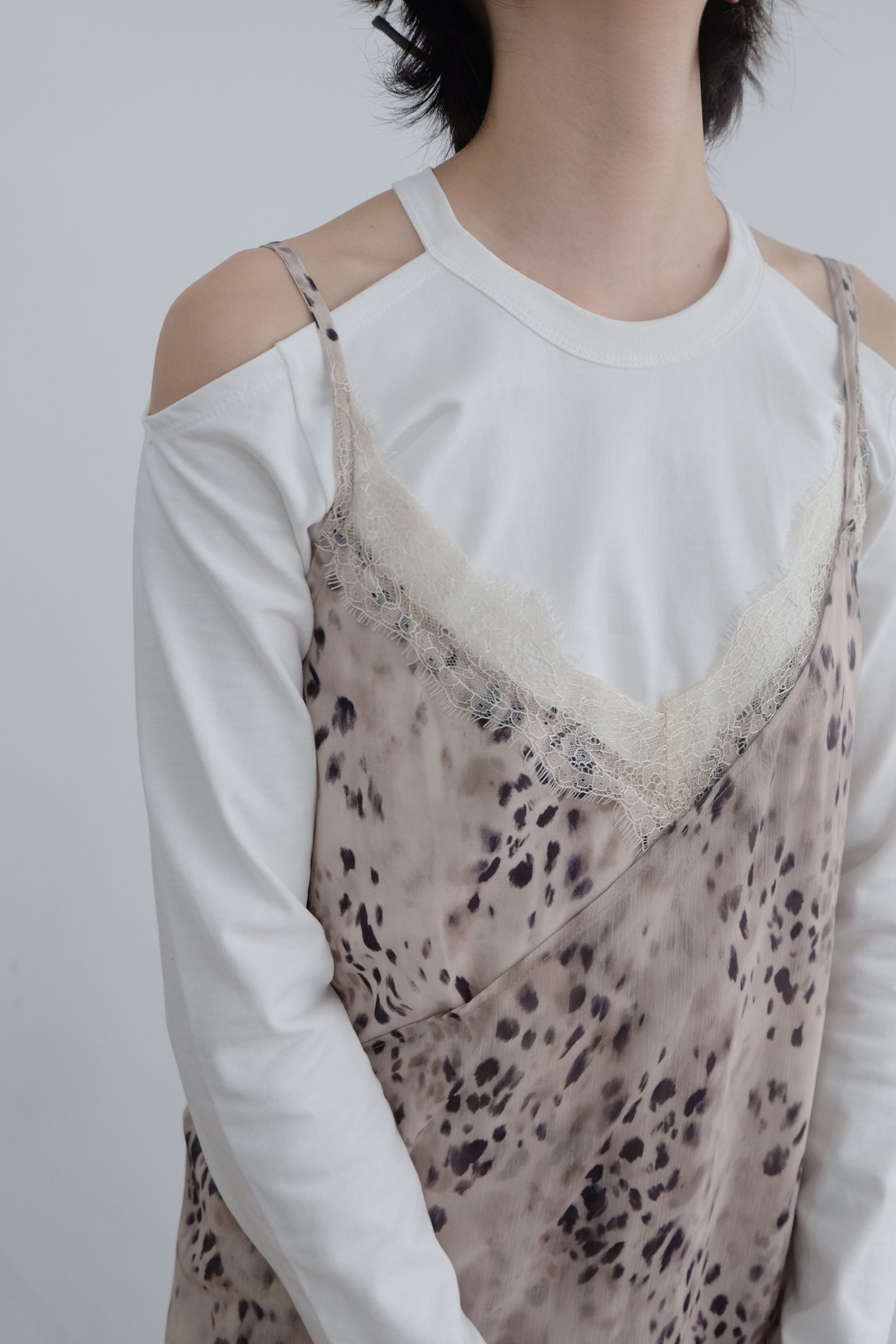 "Lou" Cut-out Shoulder Tee (White/ Grey)