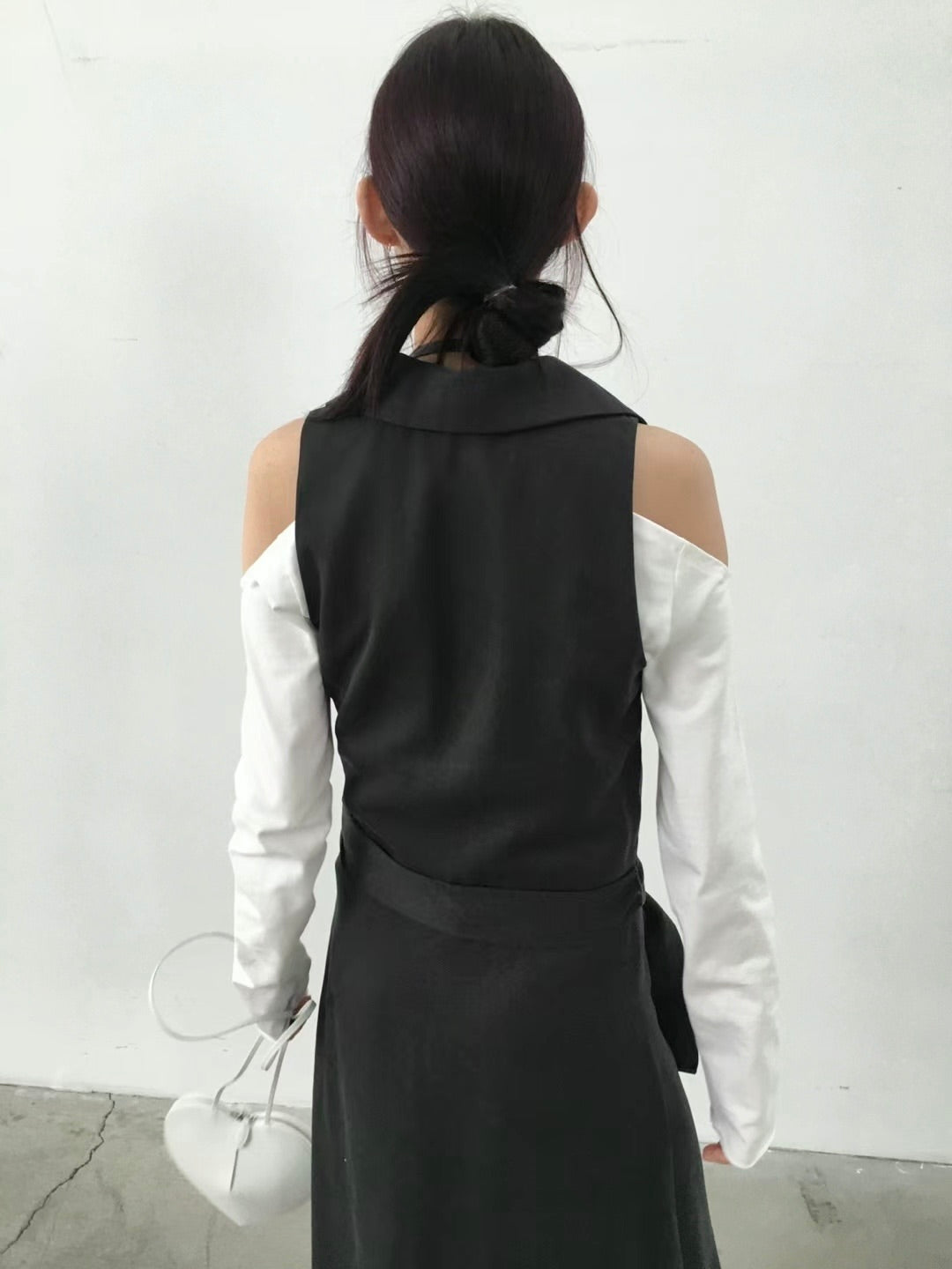 "Lou" Cut-out Shoulder Tee (White/ Grey)