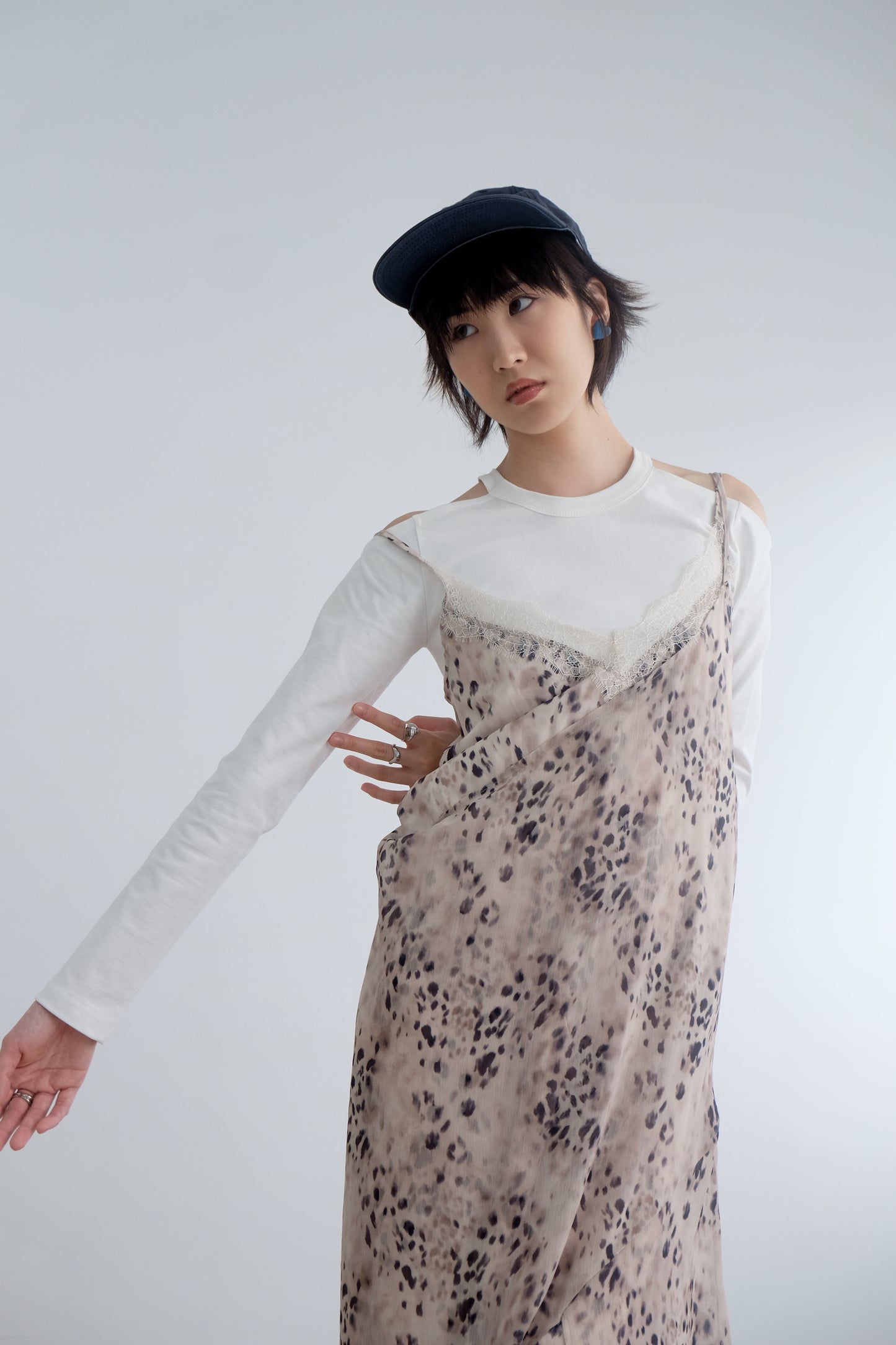 "Lou" Cut-out Shoulder Tee (White/ Grey)