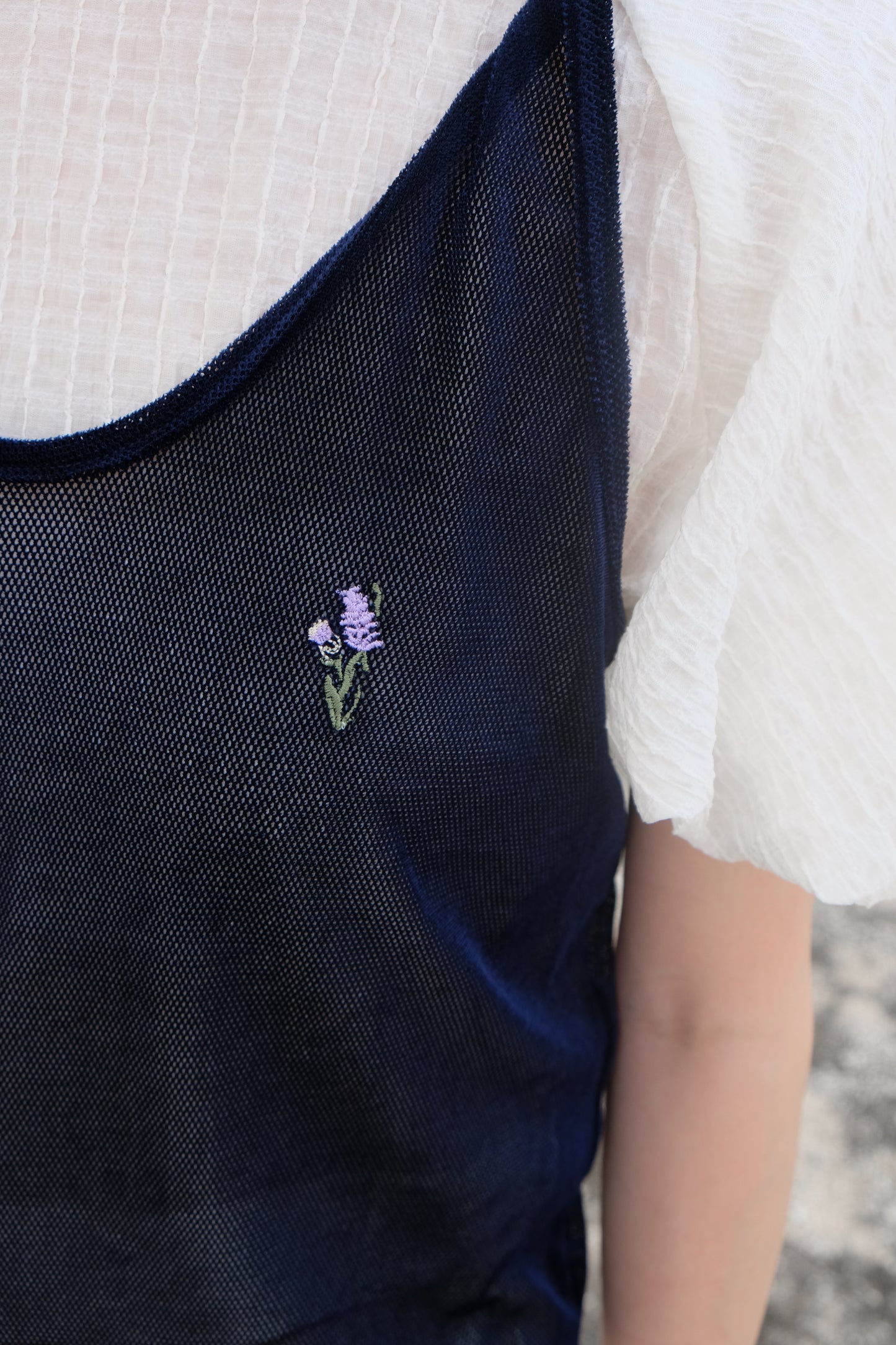 ✨推！Flower Embroidery Mesh Tank Top (Navy)