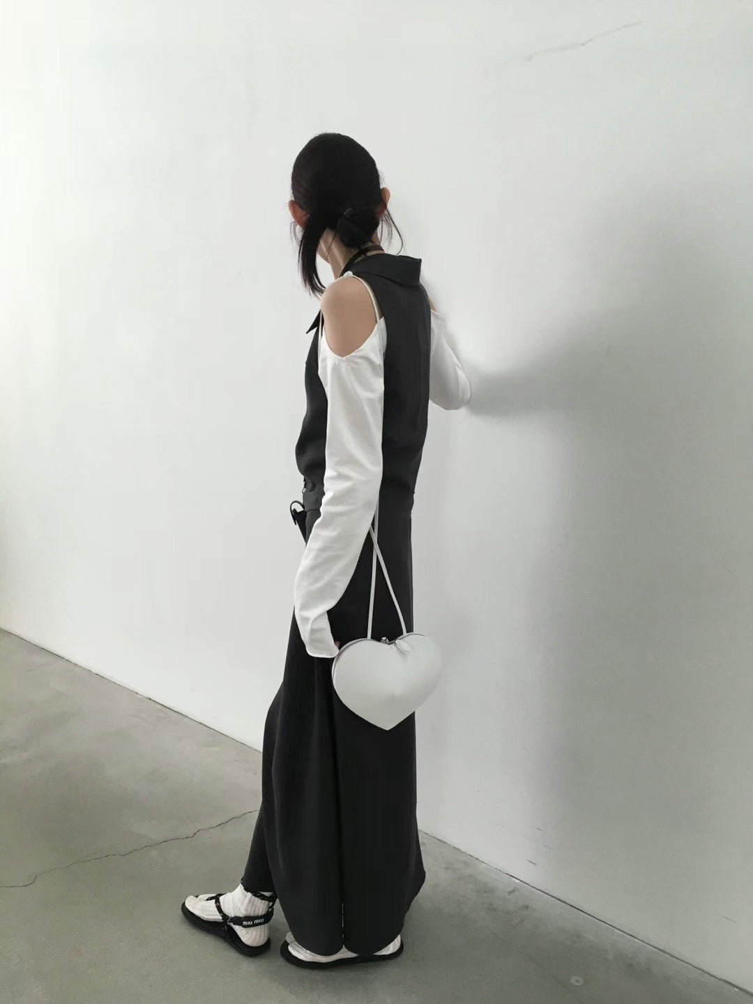 "Lou" Cut-out Shoulder Tee (White/ Grey)