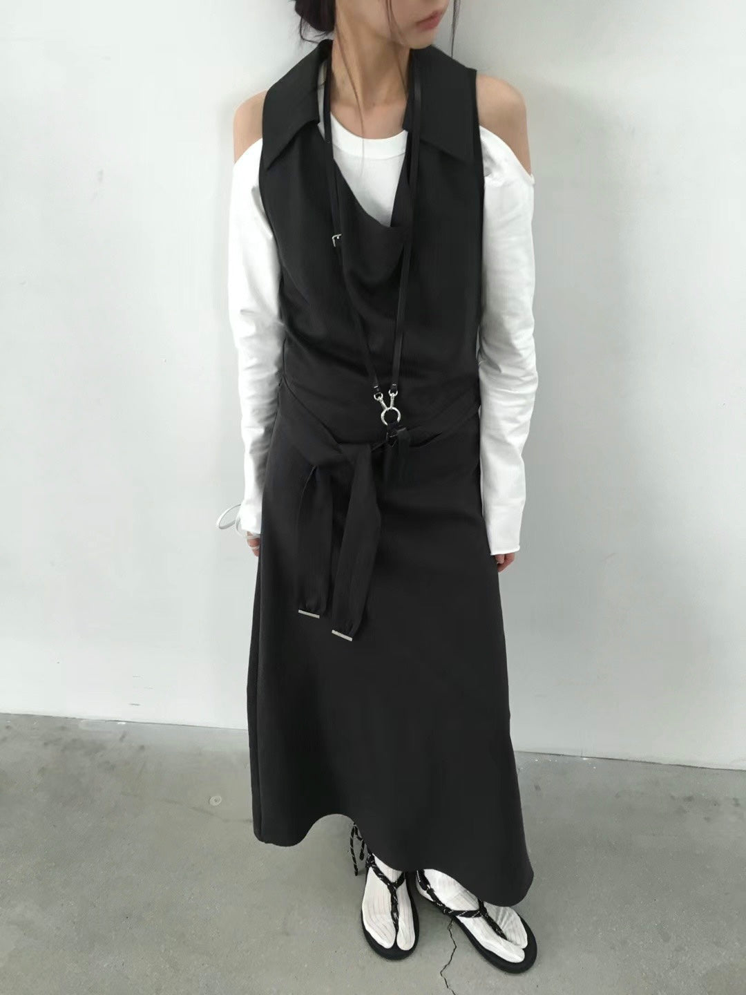"Lou" Cut-out Shoulder Tee (White/ Grey)